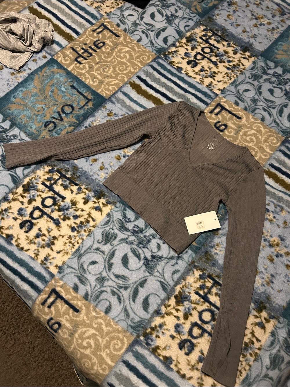 Ribbed V-Neck Long Sleeve Crop Top - Gray/Taupe